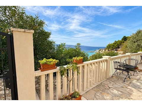 Terrasse mit Sitzgruppe und Blick zur Bucht