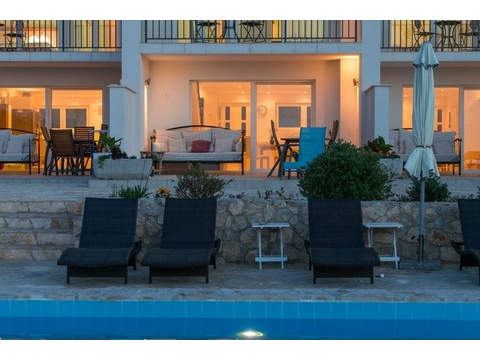 Terrassen der Wohneinheiten mit Liegen am Pool