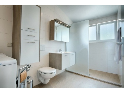 Badezimmer mit begehbarer Dusche