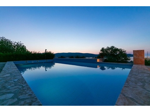 Pool am Abend mit Blick auf das Meer