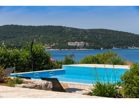 Pool mit Blick auf die Bucht