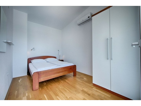 Schlafzimmer mit Doppelbett und Einbauschrank