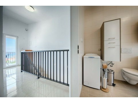 Flur mit Treppe und Toilette