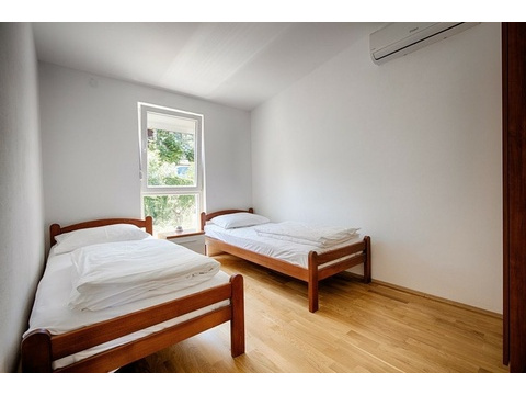 Schlafzimmer mit zwei Einzelbetten