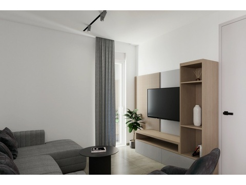 Wohnzimmer mit TV-Wand und Regal aus Holz
