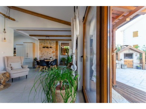 Wohnzimmer mit Zugang zur Terrasse