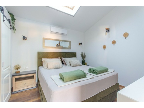 Schlafzimmer mit Doppelbett und Oberlicht
