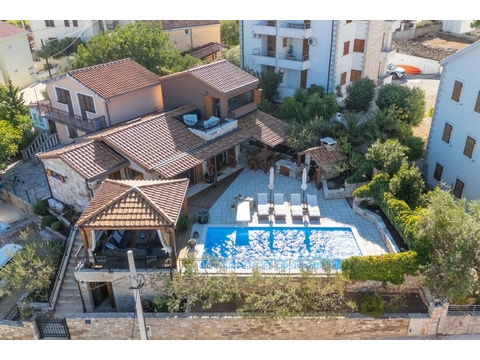 Steinhaus mit Pool und Pavillon von oben