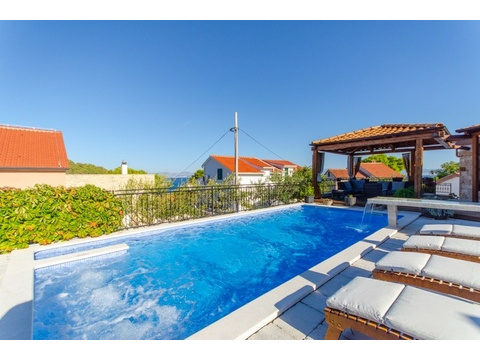 Pool mit Wasserfall aus Stein