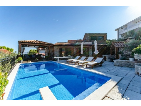 Pool mit Sonnenliegen und Pavillon