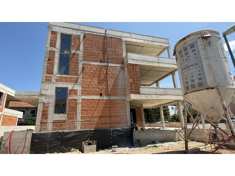 Seitenansicht des Wohnhauses mit Terrassen