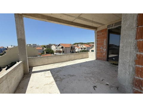 Überdachte Terrasse des Penthouses im Rohbau