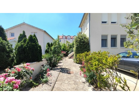 Gartenweg entlang der Hauswand