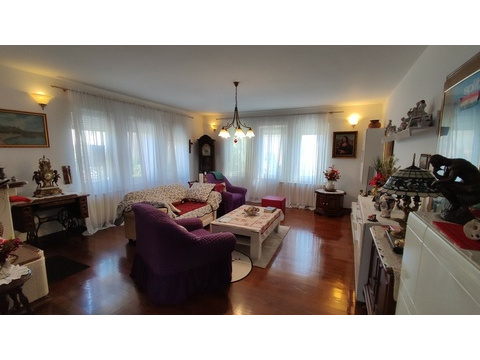 Wohnzimmer im Erdgeschoss mit Sofaecke