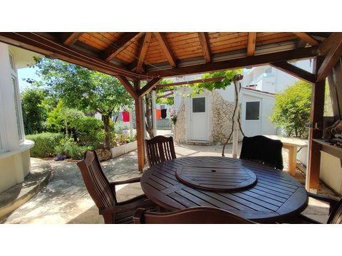 Pavillon mit Esstisch im Garten