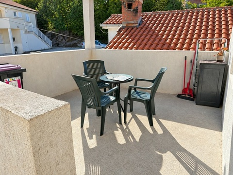 Terrasse mit Gartenmöbeln