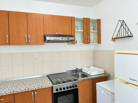 Küche mit Herd, Spüle und Kühlschrank