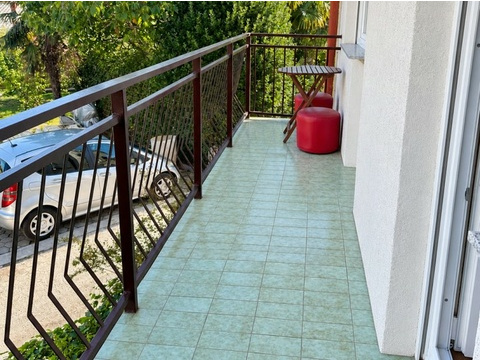 Langer Balkon mit Geländer