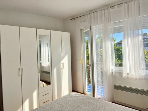 Schlafzimmer mit großem Kleiderschrank