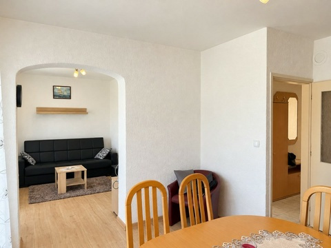 Wohnzimmer mit Sofa und Durchgang zum Essbereich