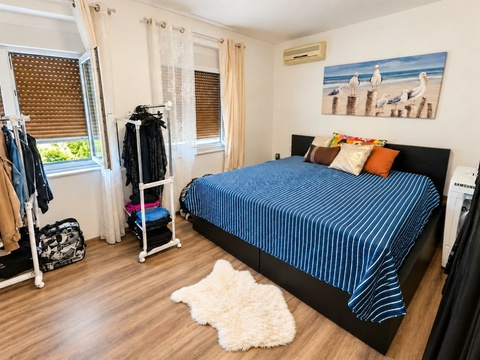 Schlafzimmer mit Doppelbett und Klimaanlage