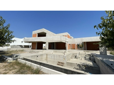 Rohbau der Villa mit geschwungenem Betondach