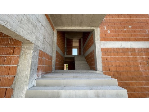 Treppe zwischen den Etagen im Rohbau