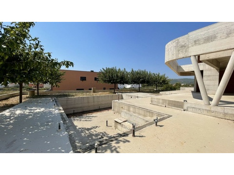 Hof mit Poolbecken und Treppenstufen