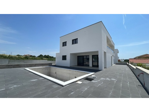 Etagenwohnung kaufen in Vodice, mit Stellplatz, 121 m² Wohnfläche, 4 Zimmer