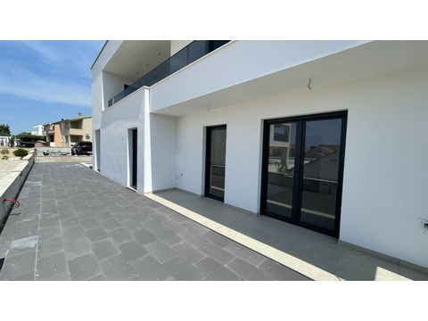Terrassenseite mit großen Fenstertüren