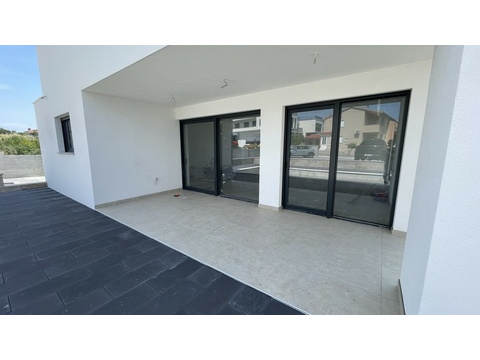 Überdachte Terrasse vor dem Wohnzimmer