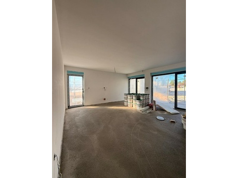 Langer Wohnraum mit Fenstertür