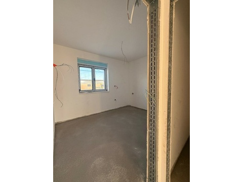 Schlafzimmer mit Fenster im Rohbau
