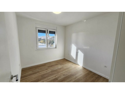 Zweites Schlafzimmer mit Fenster
