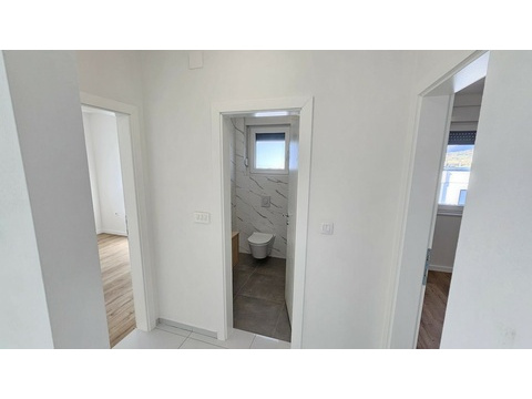 Flur mit Blick ins Badezimmer