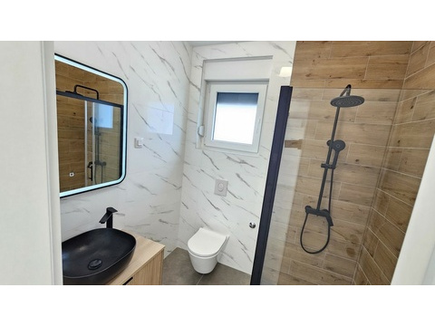 Badezimmer mit Regendusche und Spiegel