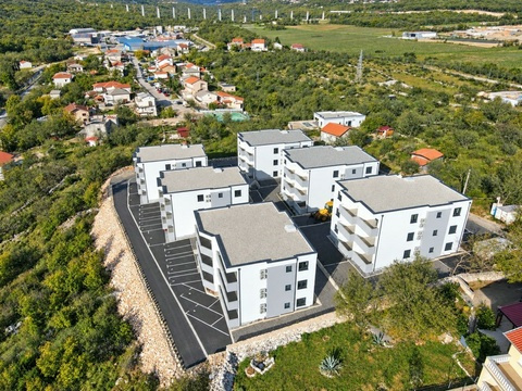 Neubauten am Hang mit Parkplätzen