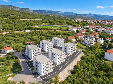 Wohnanlage mit Bergen im Hintergrund