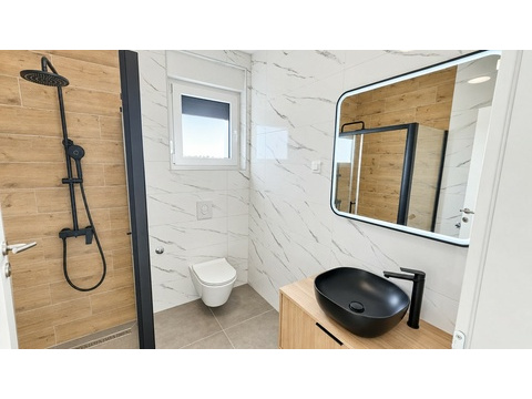 Badezimmer mit Regendusche
