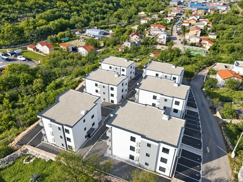 Wohnhäuser mit Parkflächen von oben