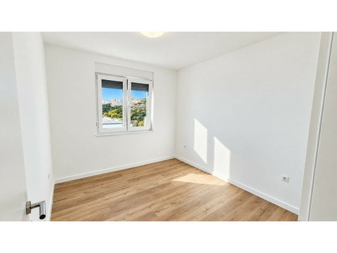 Zweites Schlafzimmer mit Fenster