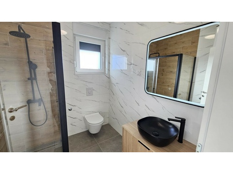 Badezimmer mit Regendusche