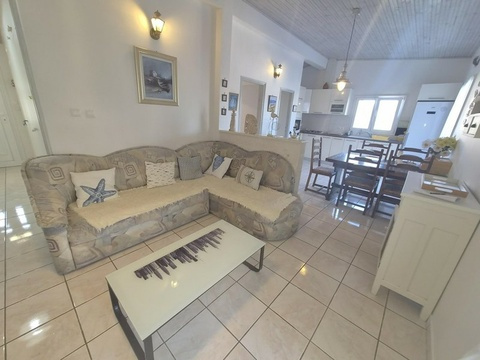 Wohnzimmer mit Ecksofa und Essbereich