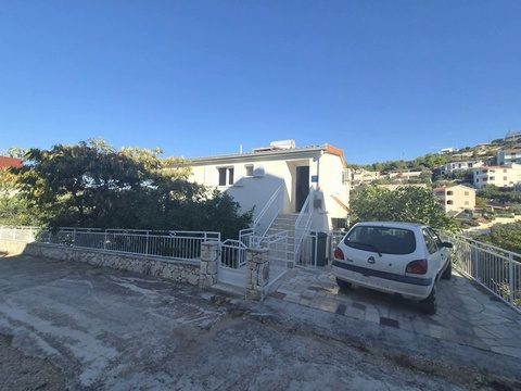 Zufahrt mit Treppe zum Haus