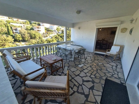 Terrasse mit Sitzmöbeln vor dem Wohnbereich