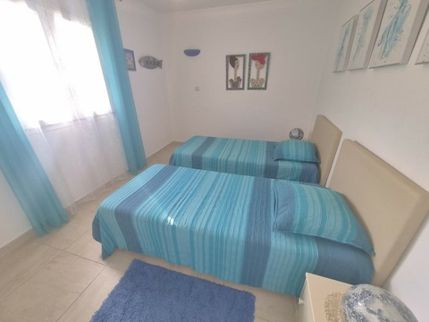 Schlafzimmer mit zwei Einzelbetten