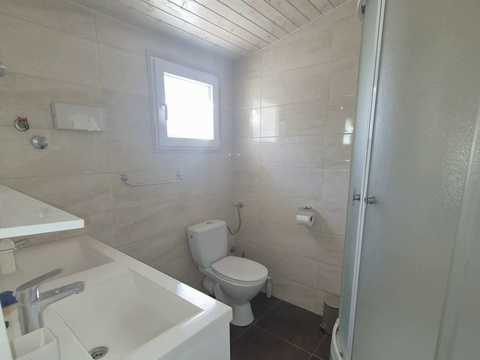 Badezimmer mit Dusche und Toilette