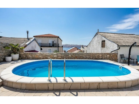 Pool mit Leiter und Blick über die Dächer