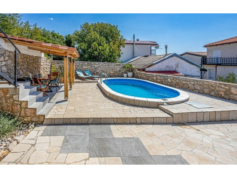 Pool und Pergola im Garten des Hauses