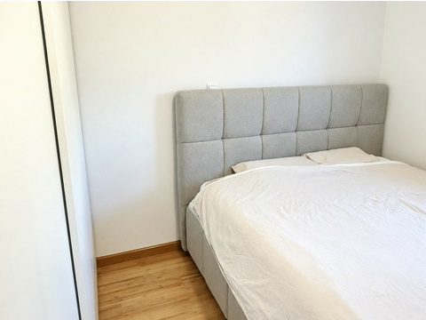 Schlafzimmer mit Polsterbett